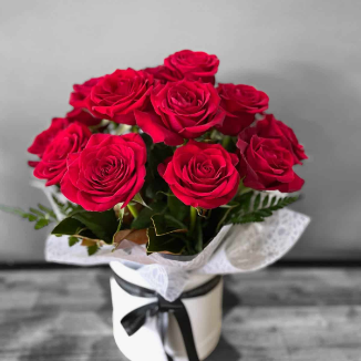 12 long stemmed red roses presented stylish hat box